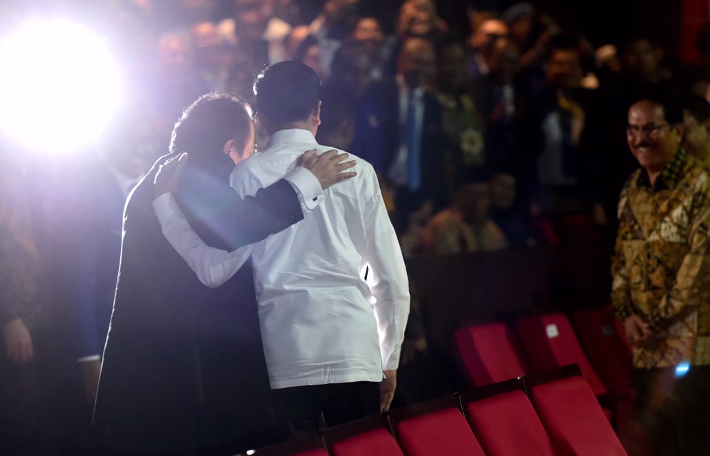 Makna Rangkulan Presiden Jokowi dan Surya Paloh